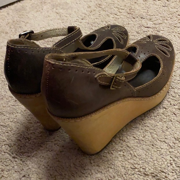 Steve Madden Vintage Y2K Brown Leather & Cutout Wood Wedges - Picture 8 of 16